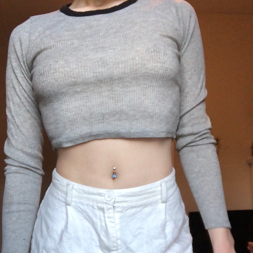 GRAY LONG SLEEVE CROP TOP!